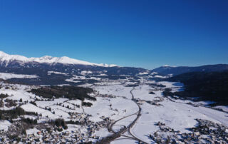 Drohnenfoto Landschaft mit Bergen im Winter