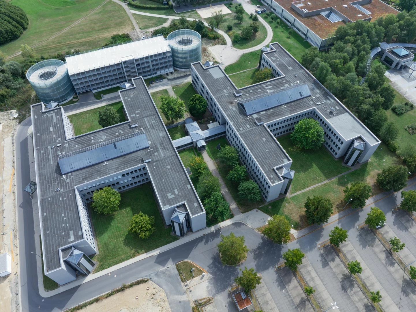 Luftaufnahmen Büroflächen und Parkhaus