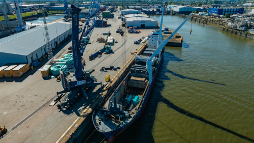 Drohnenaufnahmen Hamburger Hafen – Schiffsbeladung Luftbilder