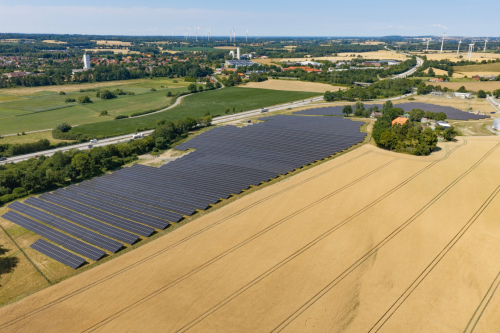 Hohe Luftaufnahme mit Solarpark, Autobahn A1 und der Ortschaft Lensahn