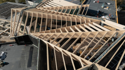 Luftaufnahmen einer Dachkonstruktion aus Holz. Neubauprojekt WIEHAG.